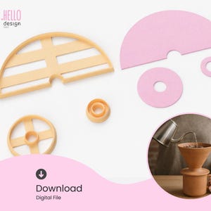 以下が含まれることがあります： コーヒー抽出アクセサリーのコレクション。薄茶色の木製フィルターホルダー、ピンクのペーパーフィルター、セラミック製の注ぎ込み式コーヒーメーカーが含まれています。画像には「Download Digital File」というテキストも含まれています。