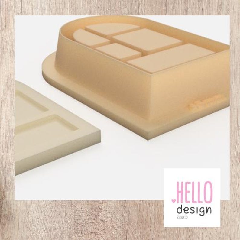 Puede incluir: Cortador de galletas beige en forma de ventana con base rectangular y parte superior curva. Tambi&eacute;n hay una pieza separada, m&aacute;s peque&ntilde;a, en forma de ventana. El logotipo de Hello Design Studio est&aacute; en la esquina inferior derecha.