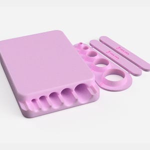 Puede incluir: Una caja de almacenamiento de pl&aacute;stico rosa con m&uacute;ltiples compartimentos para guardar objetos peque&ntilde;os. La caja tiene una tapa y est&aacute; hecha de pl&aacute;stico liso y texturizado. La caja viene acompa&ntilde;ada de cuatro piezas de pl&aacute;stico separadas con agujeros de diferentes tama&ntilde;os, etiquetados como "3 mm" y "5 mm".