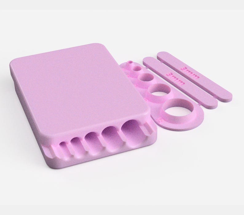 Puede incluir: Una caja de almacenamiento de pl&aacute;stico rosa con m&uacute;ltiples compartimentos para guardar objetos peque&ntilde;os. La caja tiene una tapa y est&aacute; hecha de pl&aacute;stico liso y texturizado. La caja viene acompa&ntilde;ada de cuatro piezas de pl&aacute;stico separadas con agujeros de diferentes tama&ntilde;os, etiquetados como "3 mm" y "5 mm".