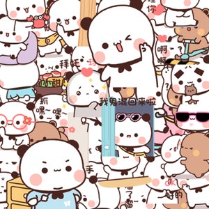 K&ouml;nnte beinhalten: Eine digitale Illustration einer Gruppe s&uuml;&szlig;er Cartoon-Pandas, die verschiedene Accessoires und Ausdr&uuml;cke tragen. Die Pandas befinden sich in verschiedenen Posen und haben unterschiedlich farbige Augen. Das Bild enth&auml;lt den Text "我鬼混回来啦", der mit "Ich bin zur&uuml;ck vom Herumtollen" &uuml;bersetzt werden kann.