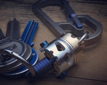 The Puto Rey Skull Piston Bob - Swivel Connector Key chain or Wallet chain