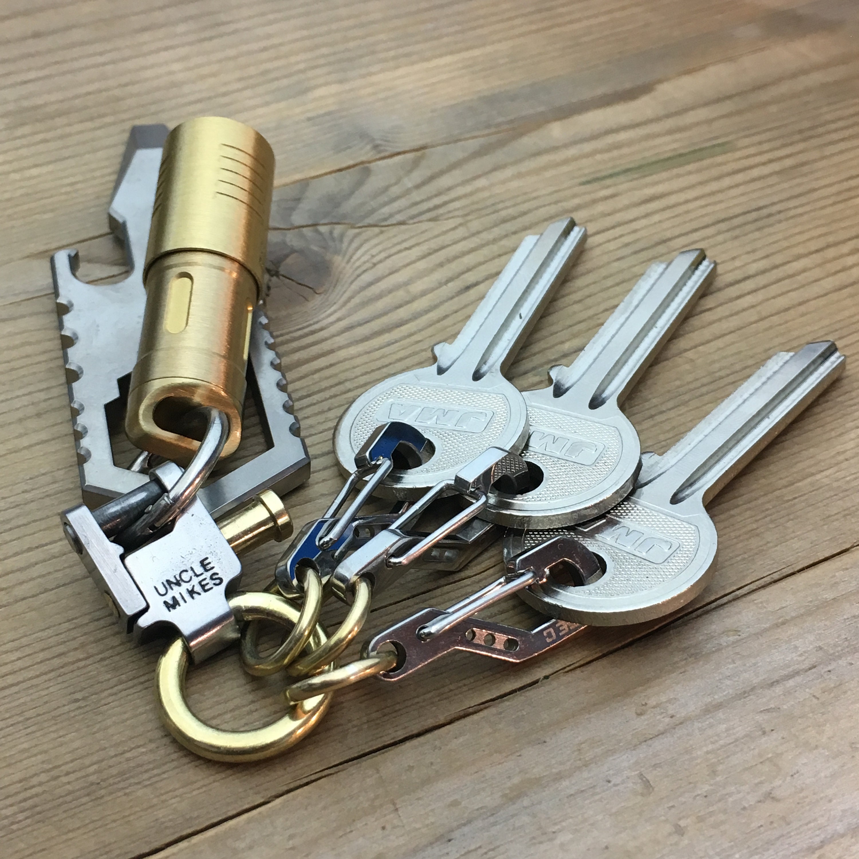 Gun Swivel Connector Key Ring with 3 Small Carabiners