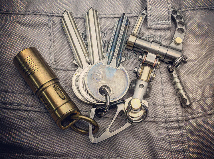 The Guide TOP / Titanium Edc Keychain Bi-carabiner, With Swivel Takes  Turns. 