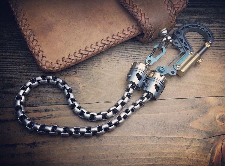 The pirates titanium walletchain with bolt carabiner v ii