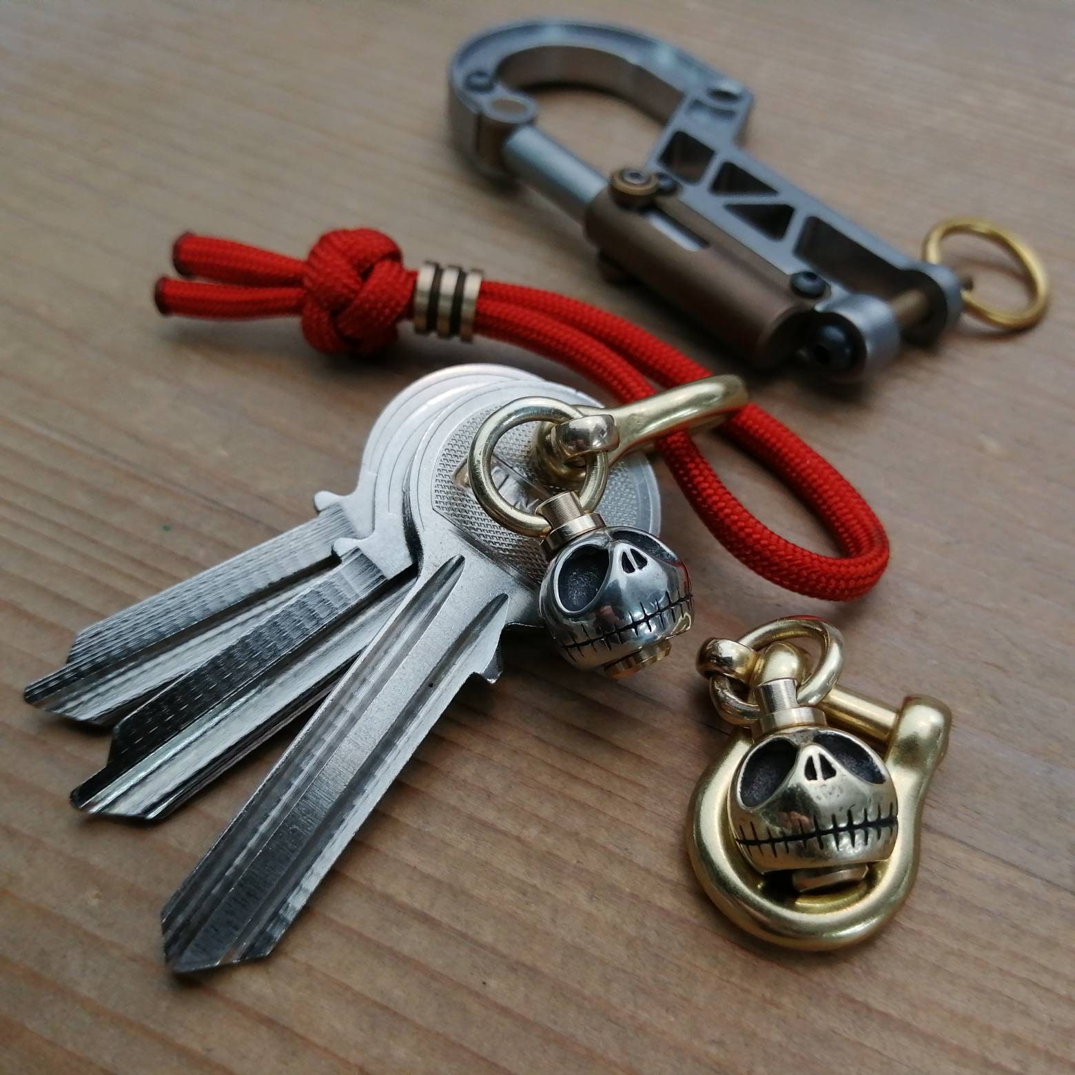 Rotating Pumpkin shackle keychain