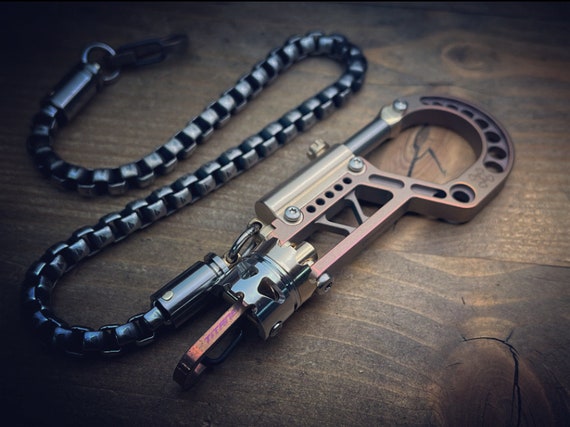 Skull Piston Bob with Ti-Shackle Carabiner Keychain