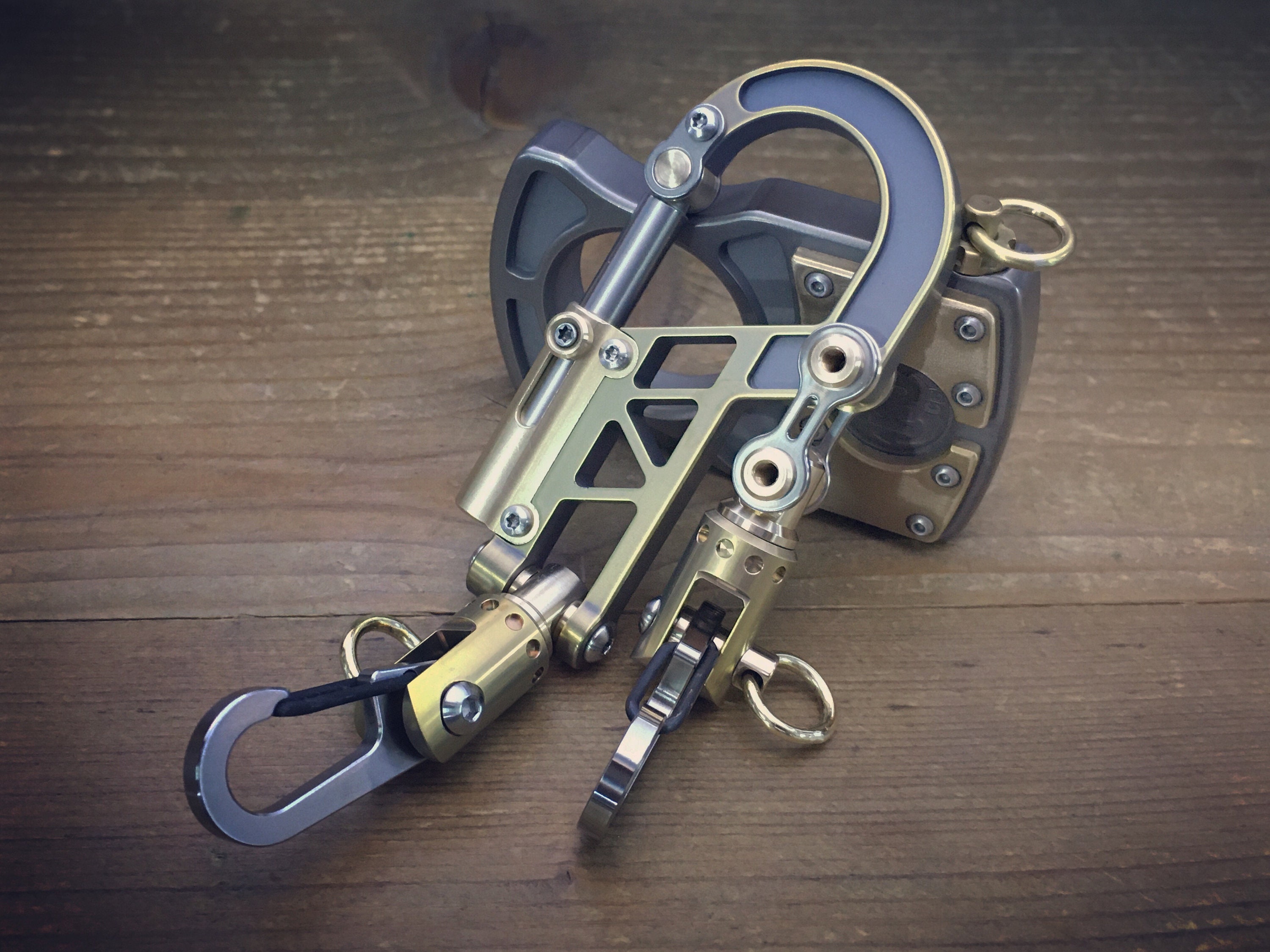 The guide - TOP / Titanium Edc Keychain Bi-Carabiner, with swivel takes  turns.