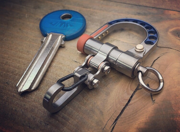 The guide - TOP / Titanium Edc Keychain Bi-Carabiner, with swivel takes  turns.