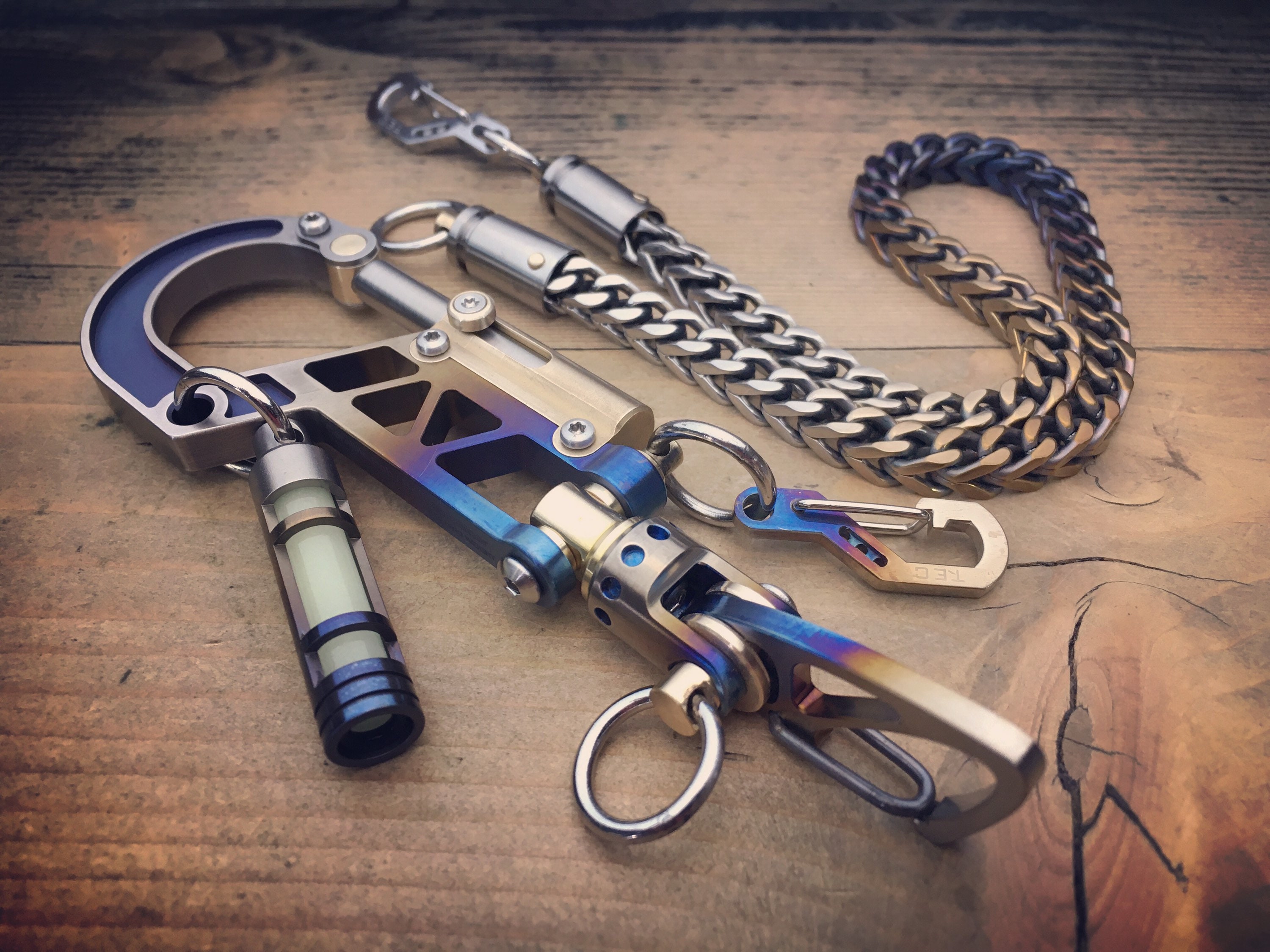 The Quemao-III / Titanium-Bolt Carabiner, EDC Keychain / Walletchain with  Glow in the dark locator