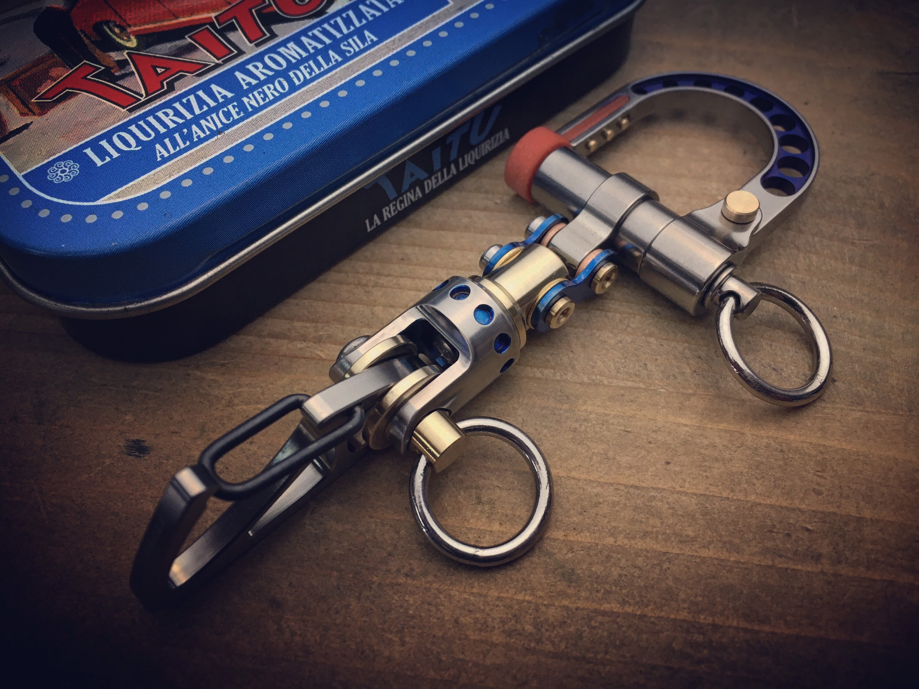 The guide TOP / Titanium Edc Keychain BiCarabiner, with swivel takes