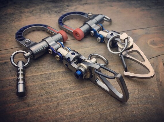 The guide - TOP / Titanium Edc Keychain Bi-Carabiner, with swivel takes turns.