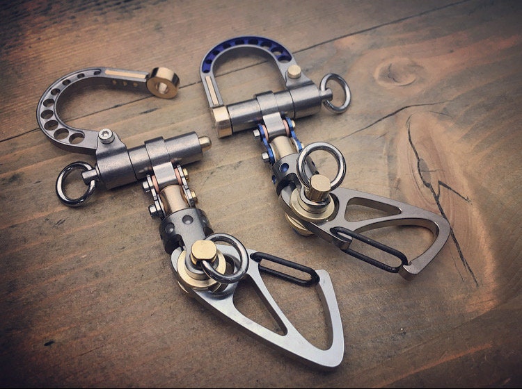 The guide - TOP / Titanium Edc Keychain Bi-Carabiner, with swivel takes ...