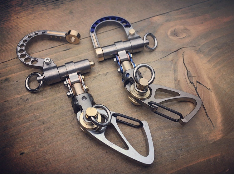 The Guide TOP / Titanium Edc Keychain Bi-carabiner, With Swivel Takes  Turns. 