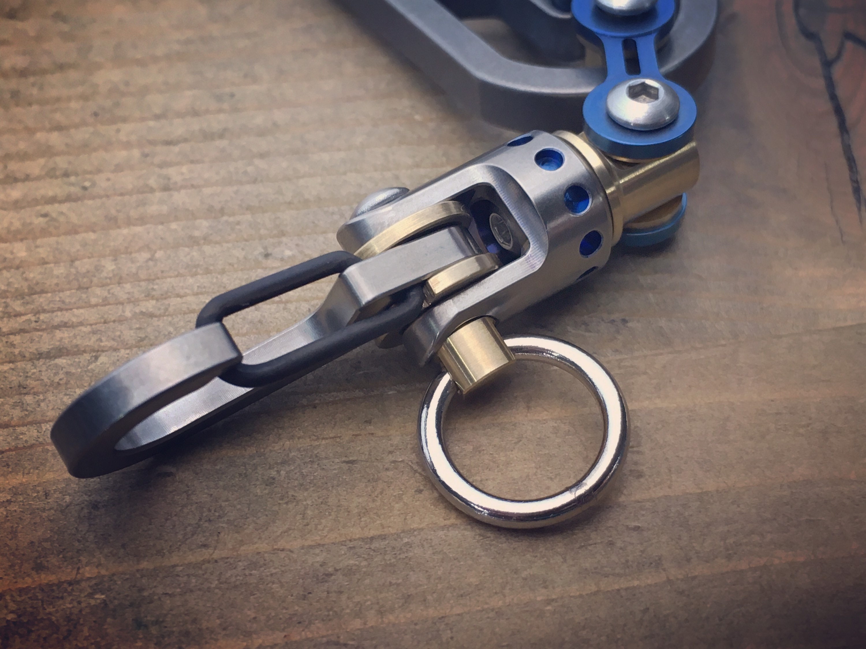 The guide - TOP / Titanium Edc Keychain Bi-Carabiner, with swivel takes  turns.