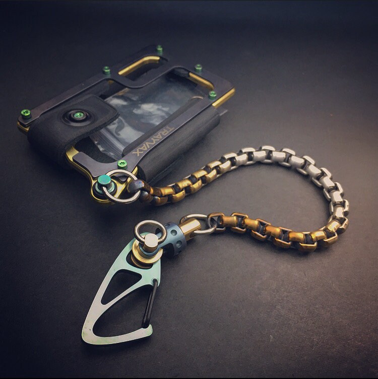 The guide - TOP / Titanium Edc Keychain Bi-Carabiner, with swivel takes  turns.