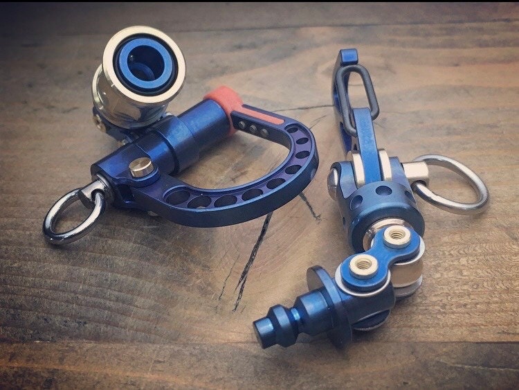 The Maquinista TOP / Titanium Edc Keychain BiCarabiner, with swivel