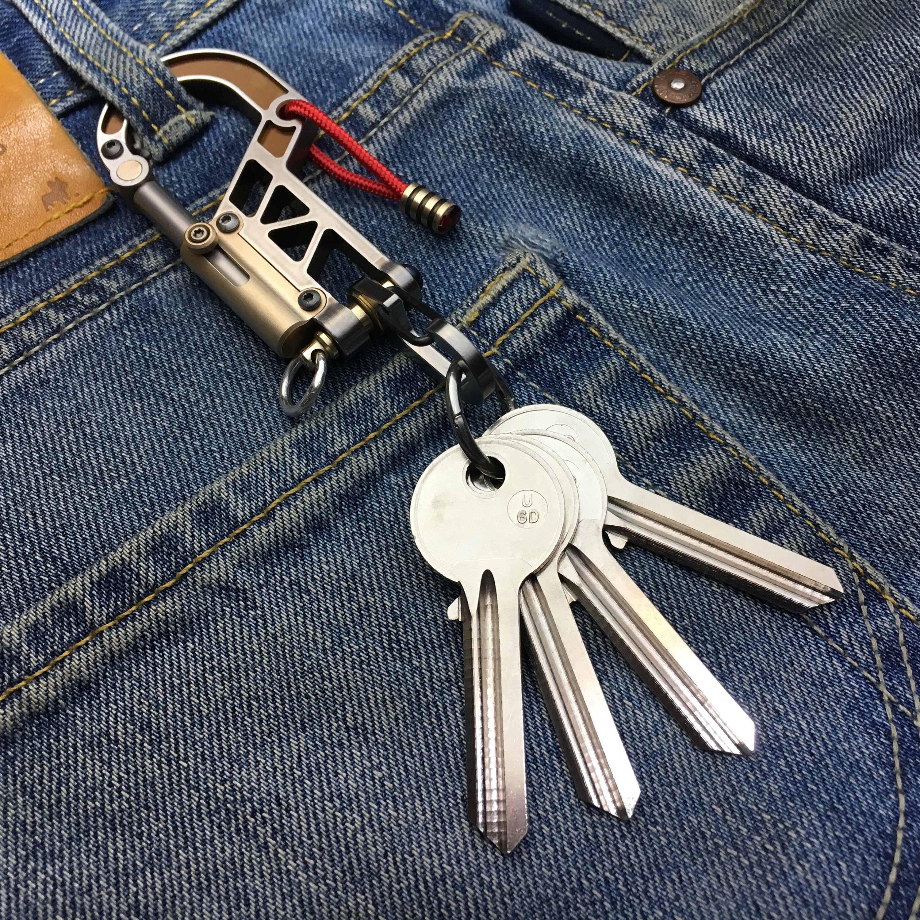 Edc TiCarabiner Keychain / The Bolt Carabiner / MOD