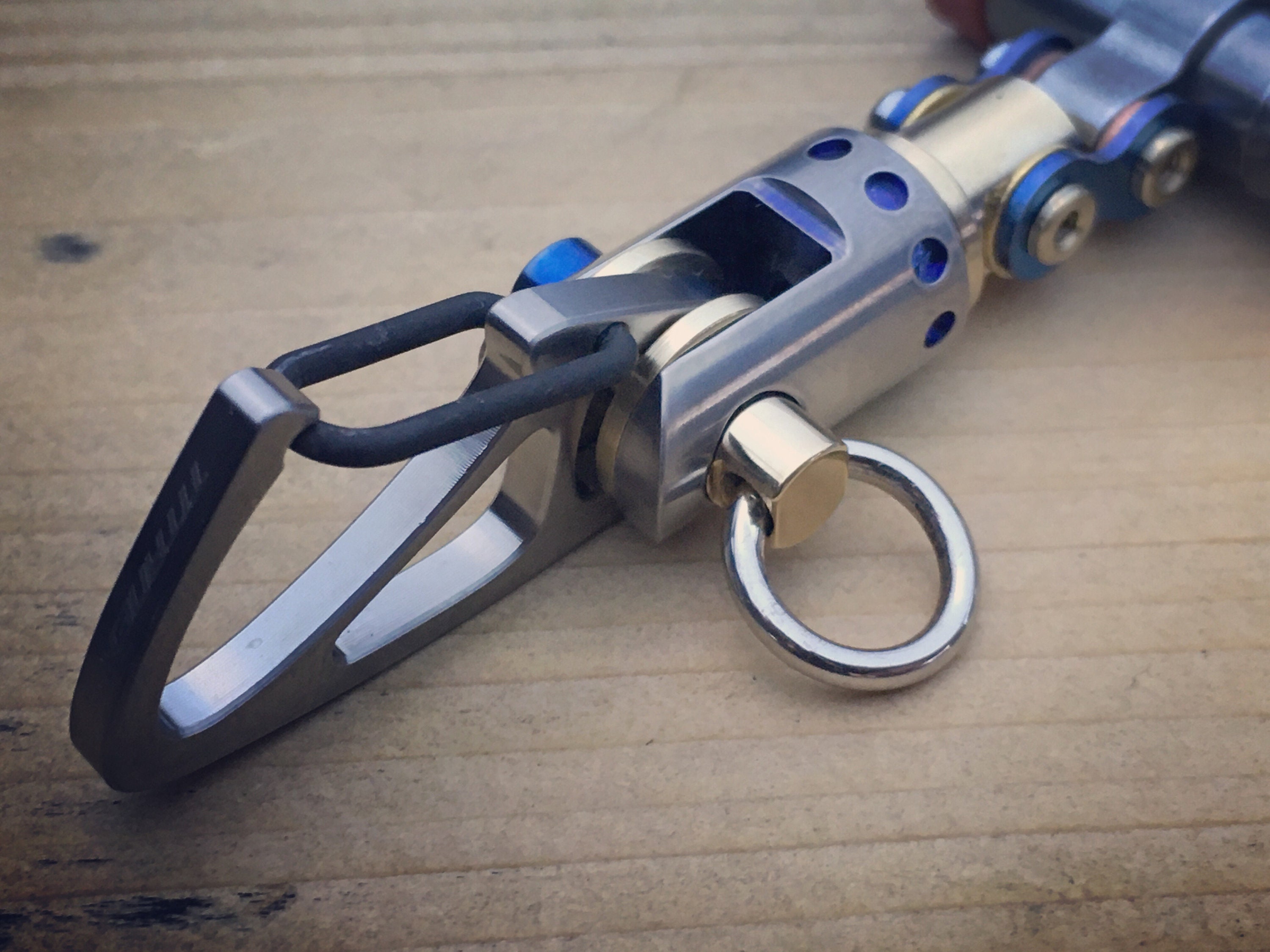 The guide TOP / Titanium Edc Keychain Bi-Carabiner with - Etsy España