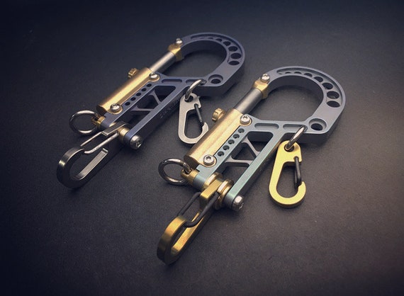 The guide - TOP / Titanium Edc Keychain Bi-Carabiner, with swivel takes  turns.