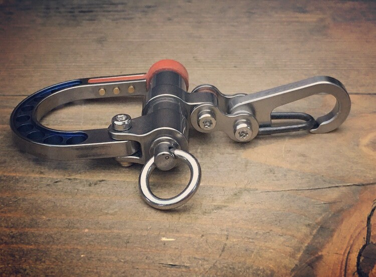 The Guide TOP / Titanium Edc Keychain Bi-carabiner, With Swivel Takes  Turns. 