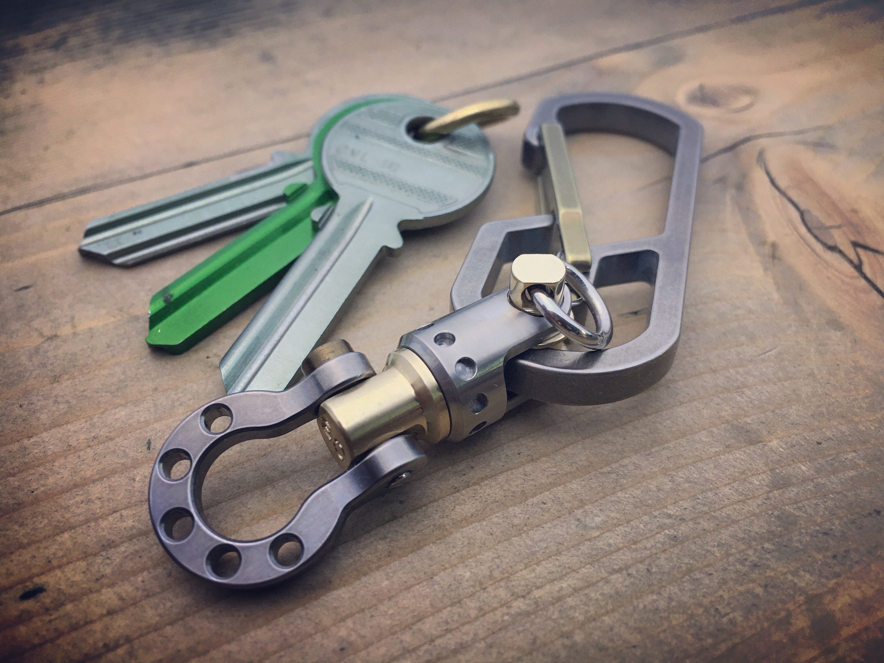 The guide / Titanium Edc Keychain Bi-Carabiner, with swivel takes turns.