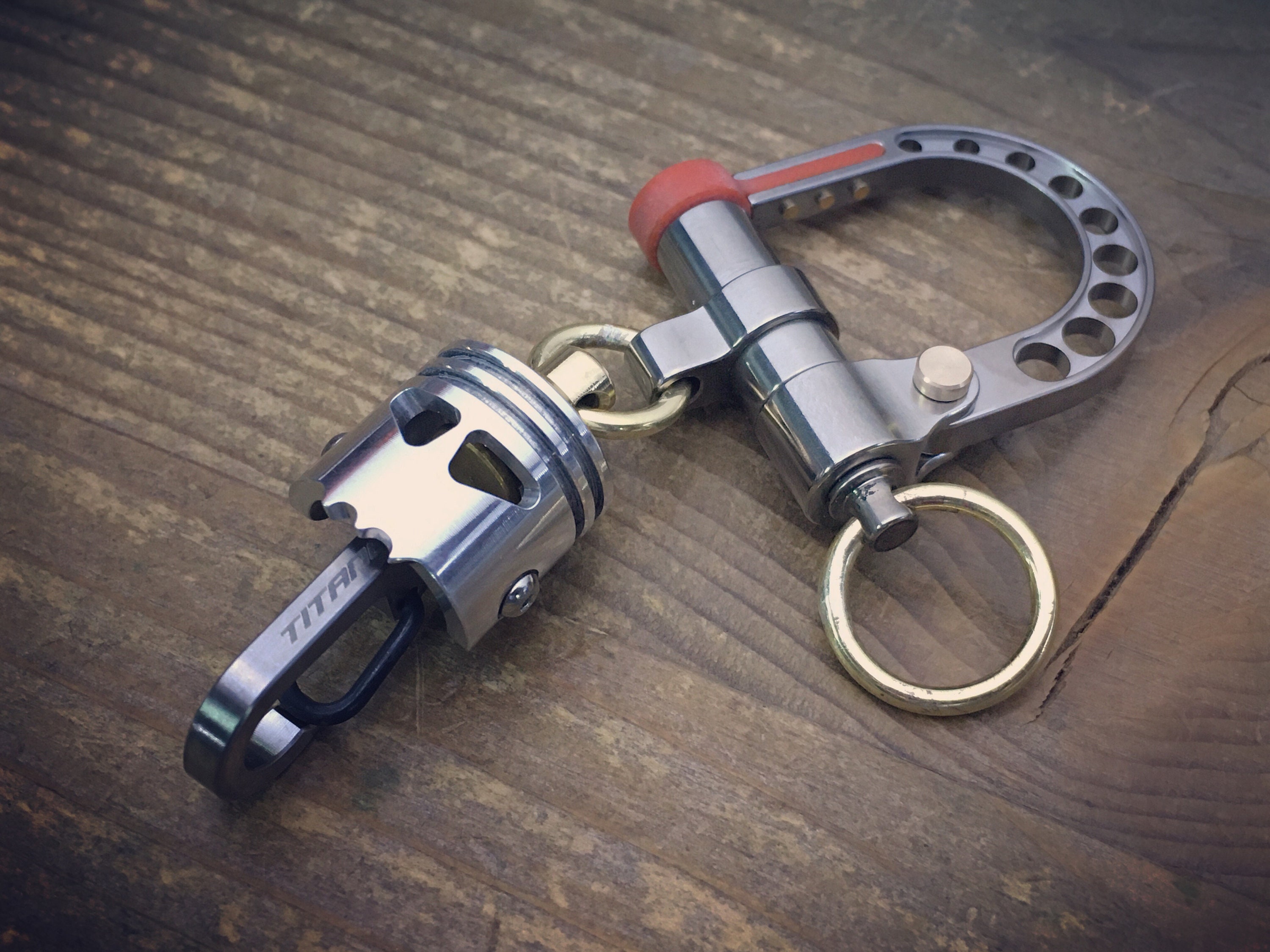 Skull Piston Bob with Ti-Shackle Carabiner Keychain