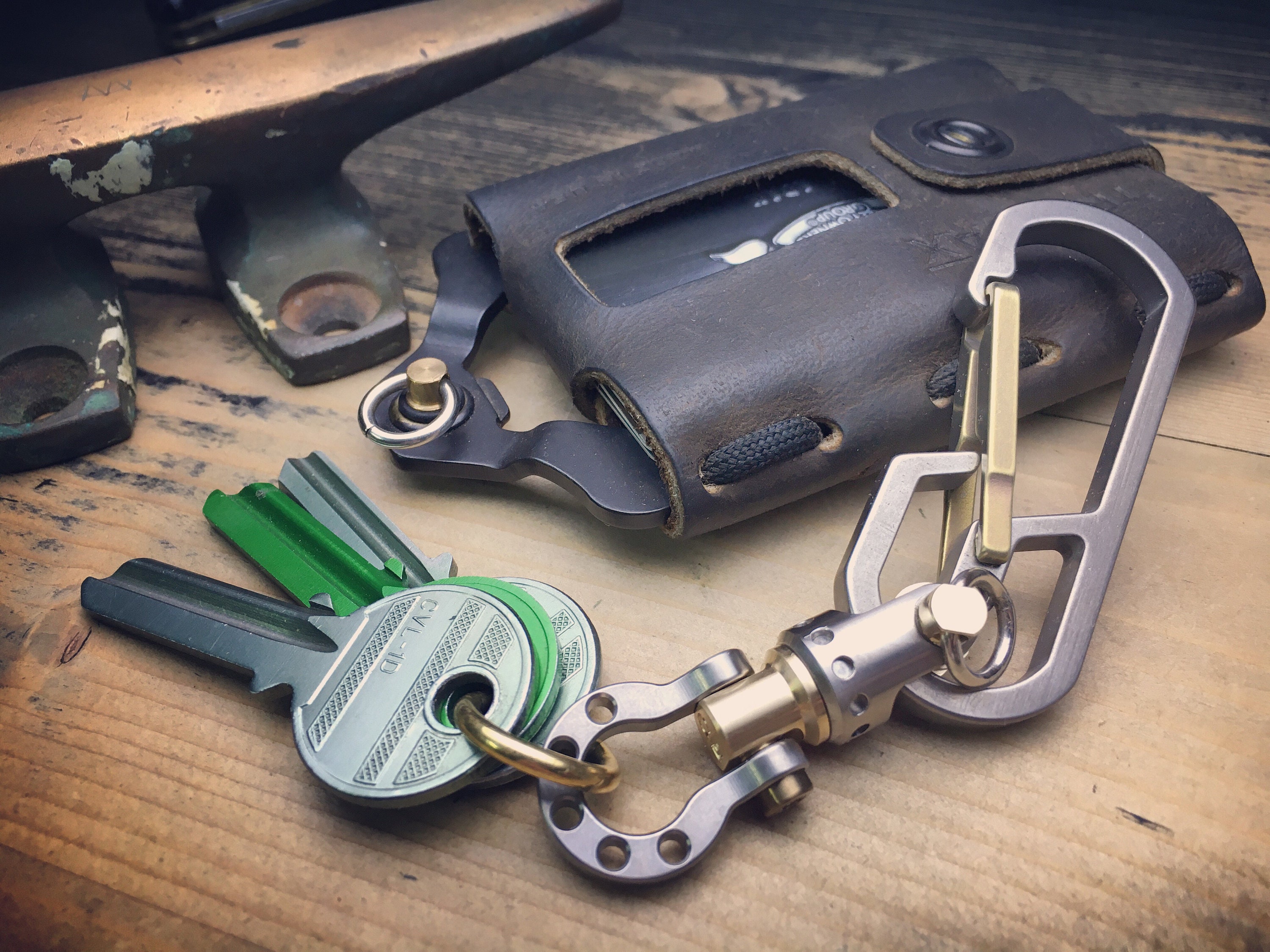 The guide / Titanium Edc Keychain BiCarabiner, with swivel takes turns.