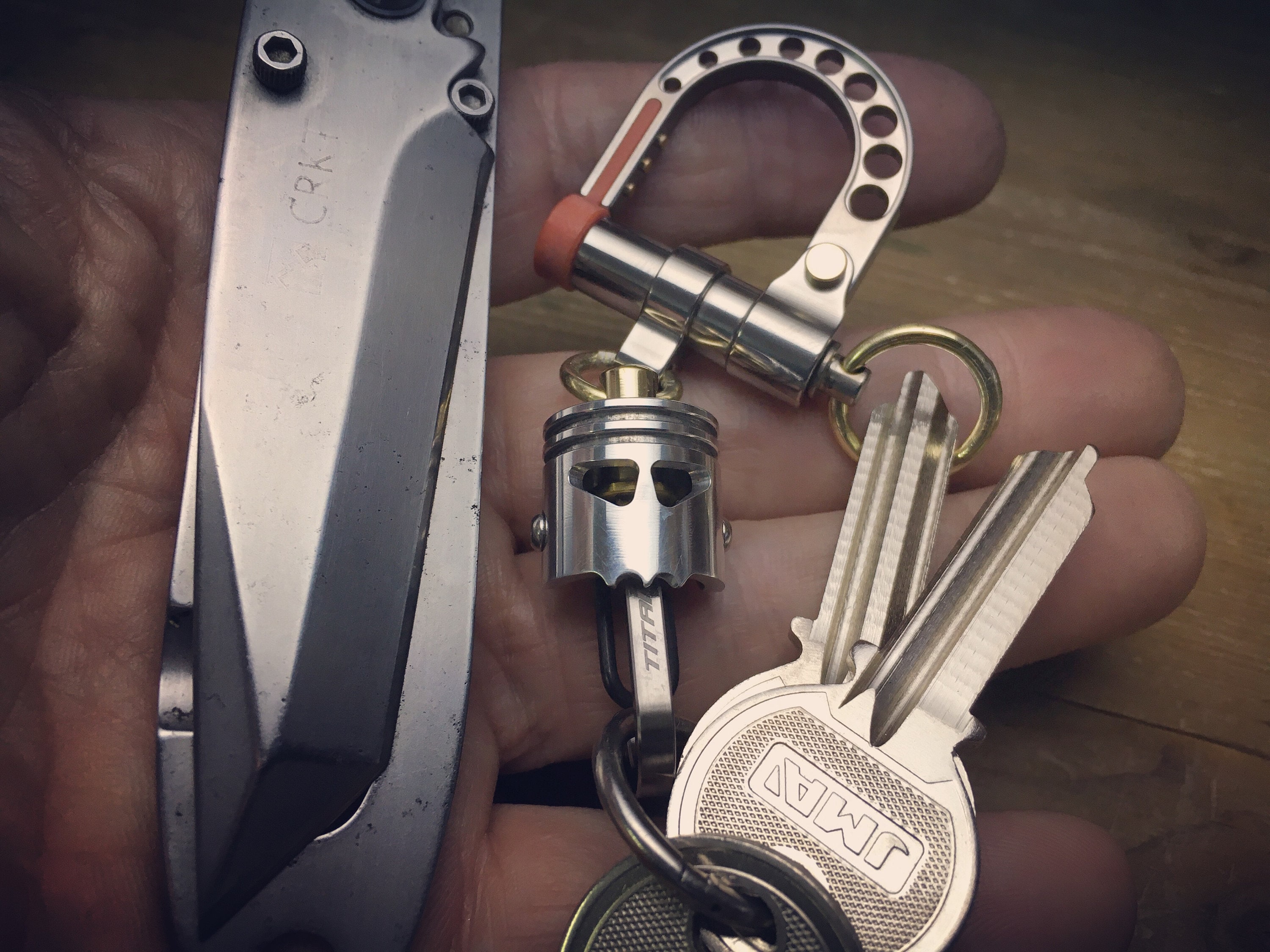 Skull Piston Bob with Ti-Shackle Carabiner Keychain