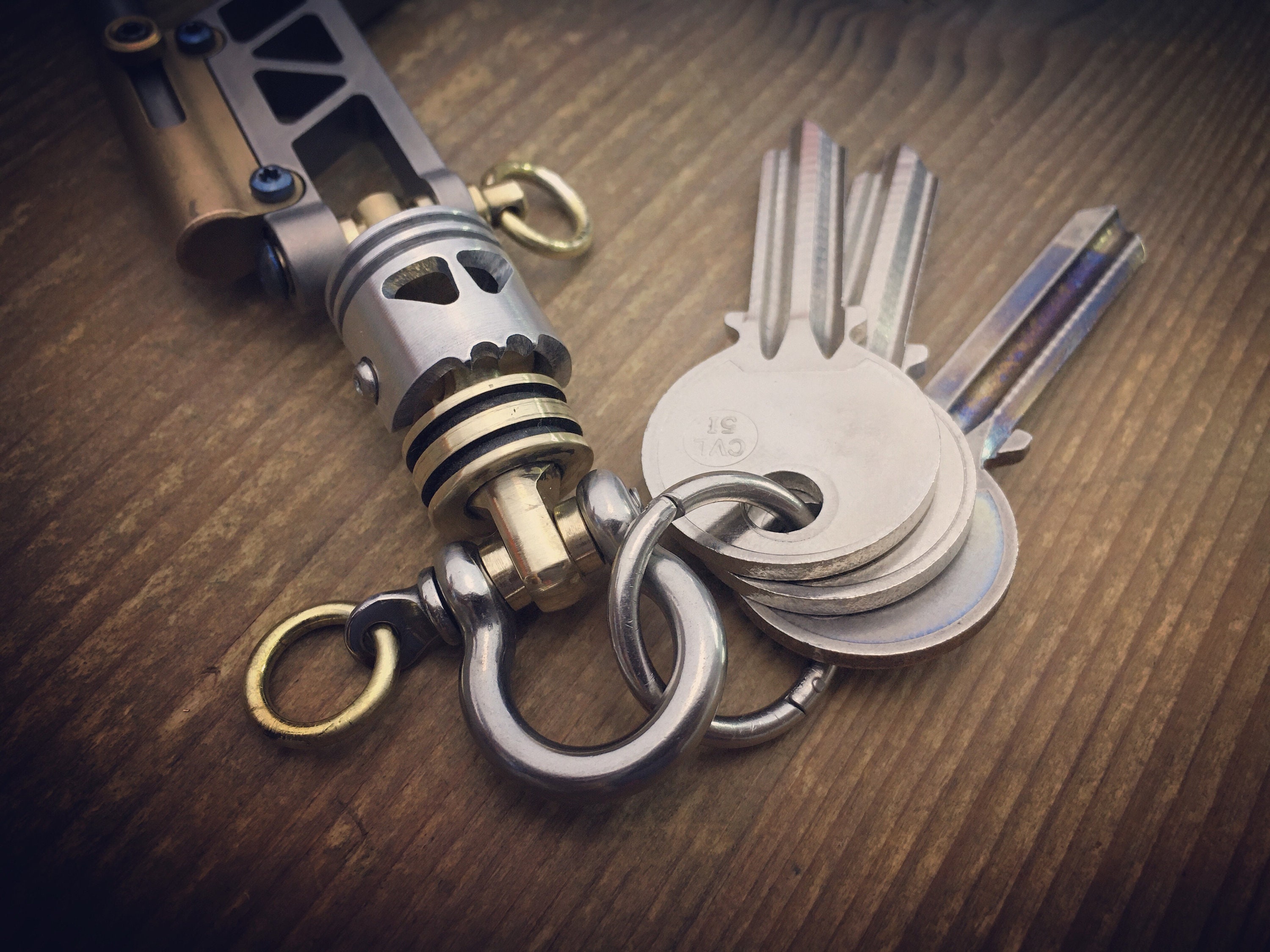 Skull Piston Bob with Ti-Shackle Carabiner Keychain