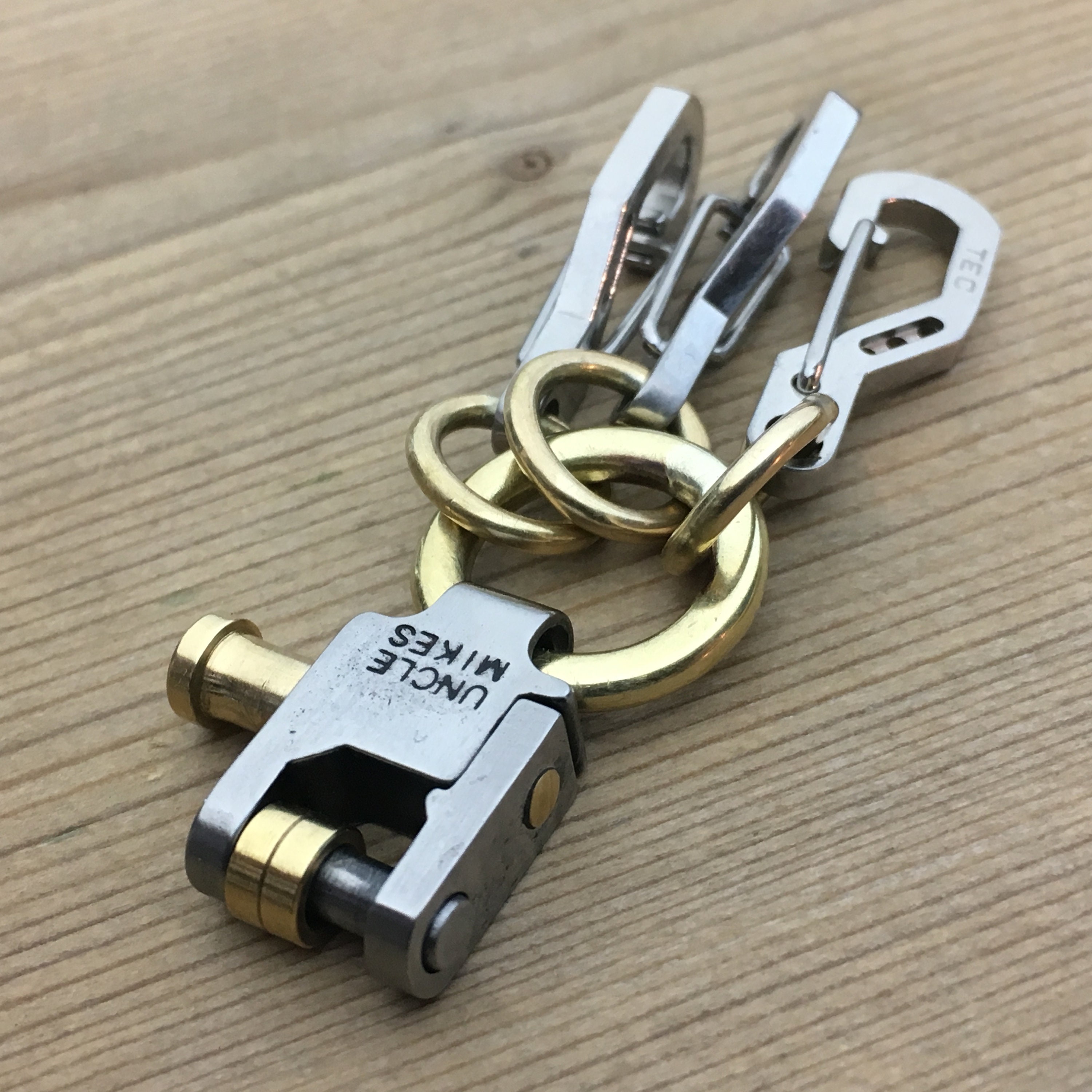 Gun Swivel Connector Key Ring with 3 Small Carabiners