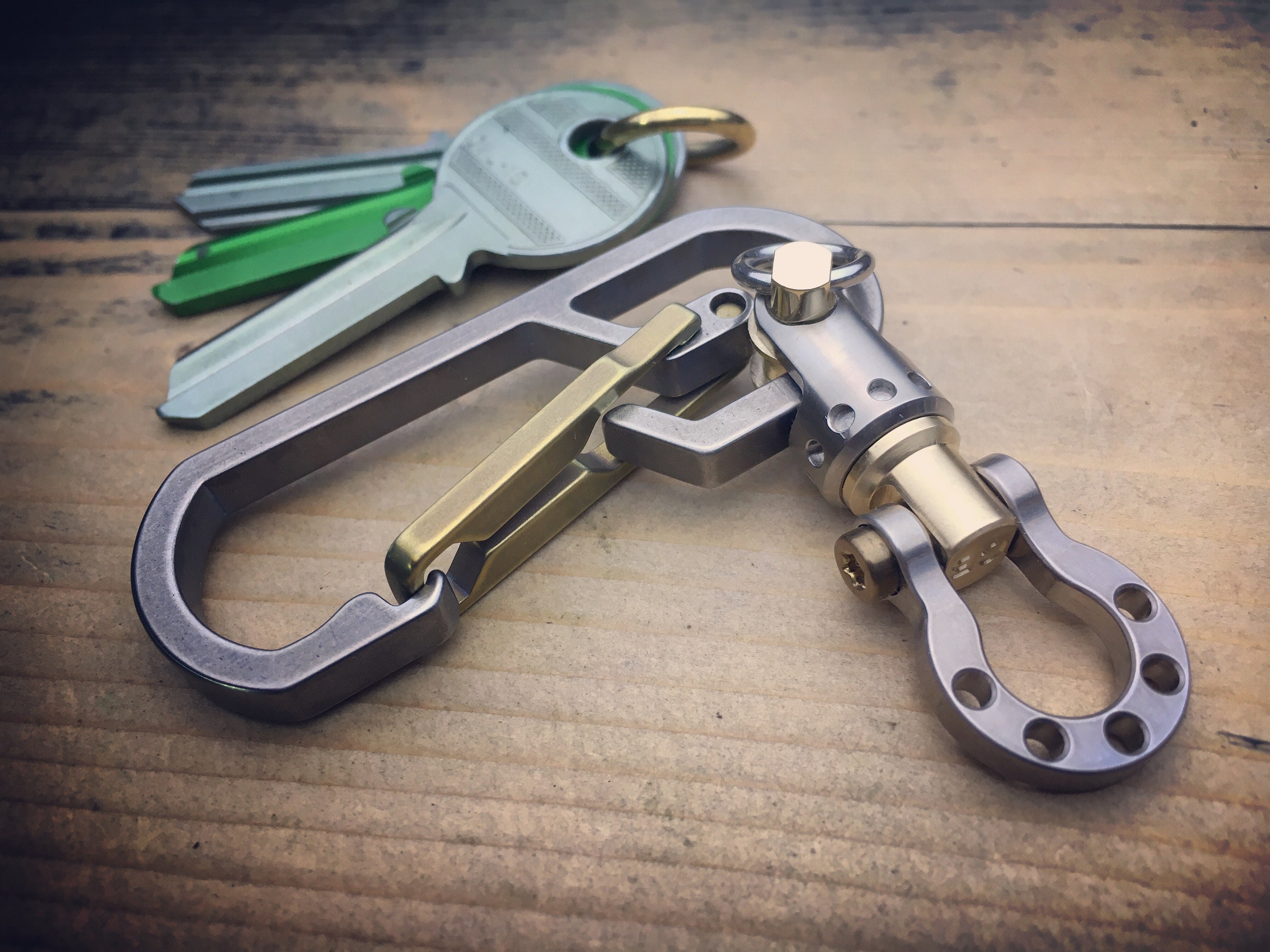 The guide / Titanium Edc Keychain BiCarabiner, with swivel takes turns.