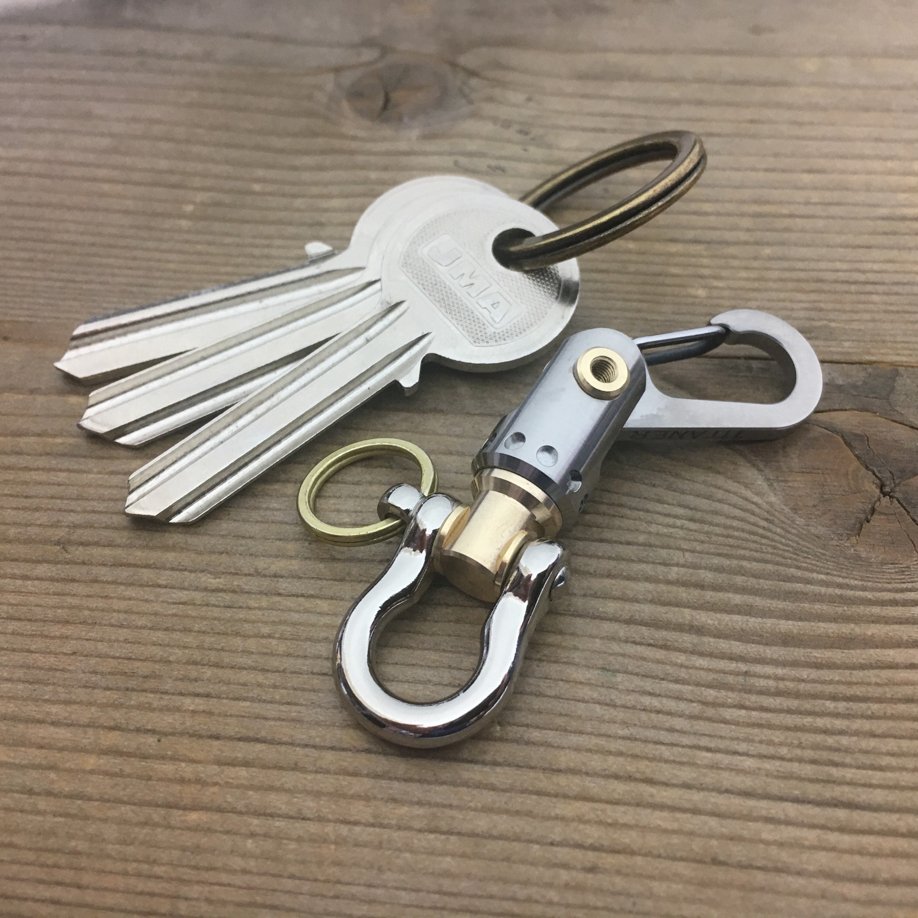 Brass Swivel Eye Key Chain – Rotating Connector With Slit Ring & Bow Shackle