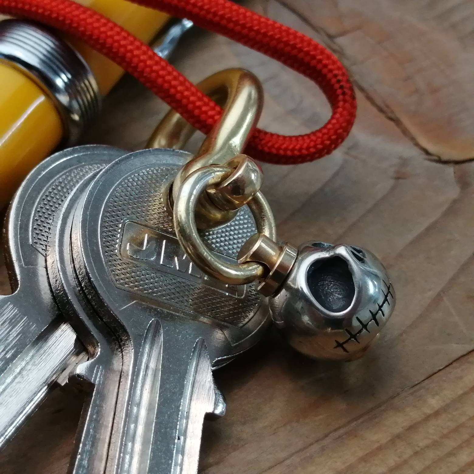 Rotating Pumpkin shackle keychain