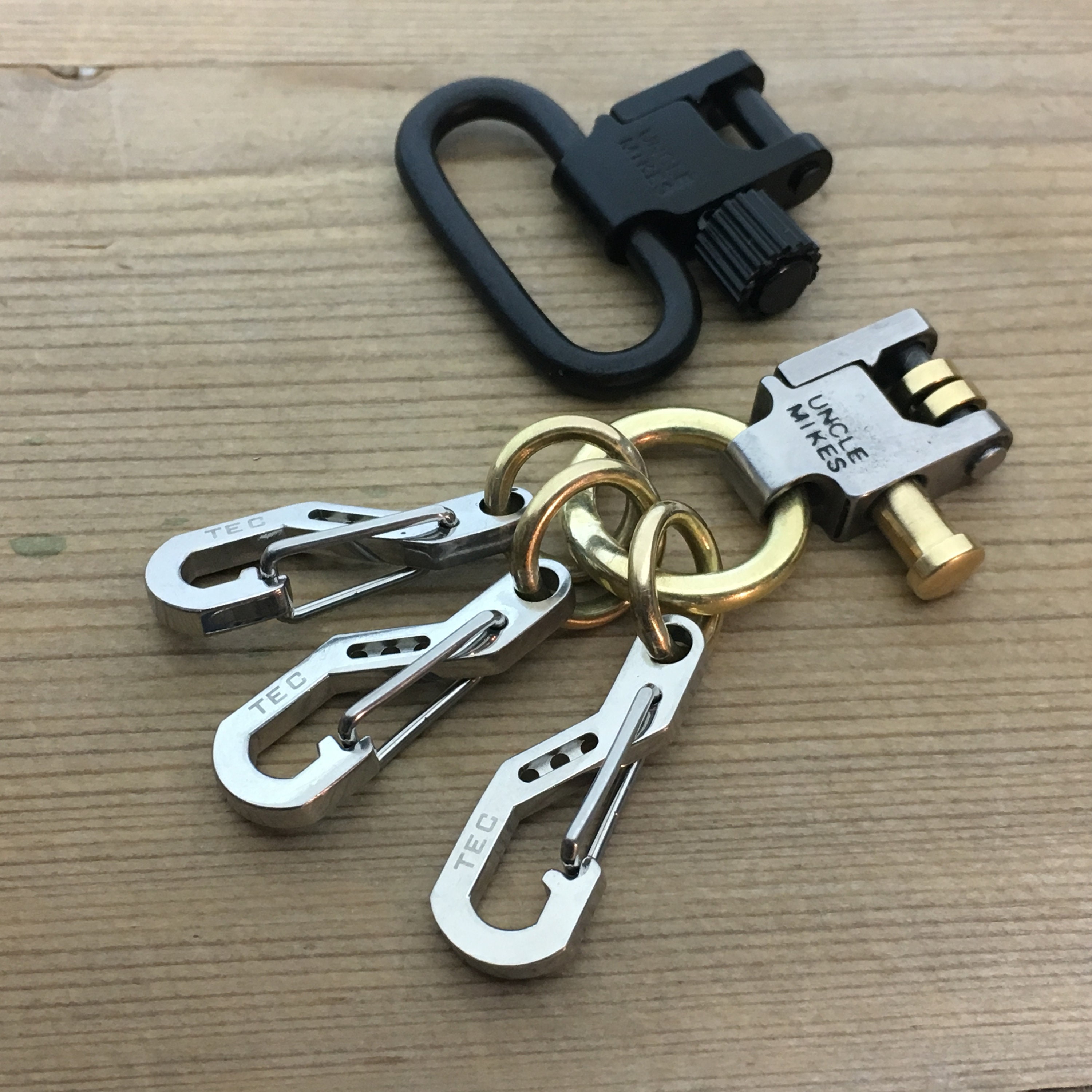 Gun Swivel Connector Key Ring with 3 Small Carabiners