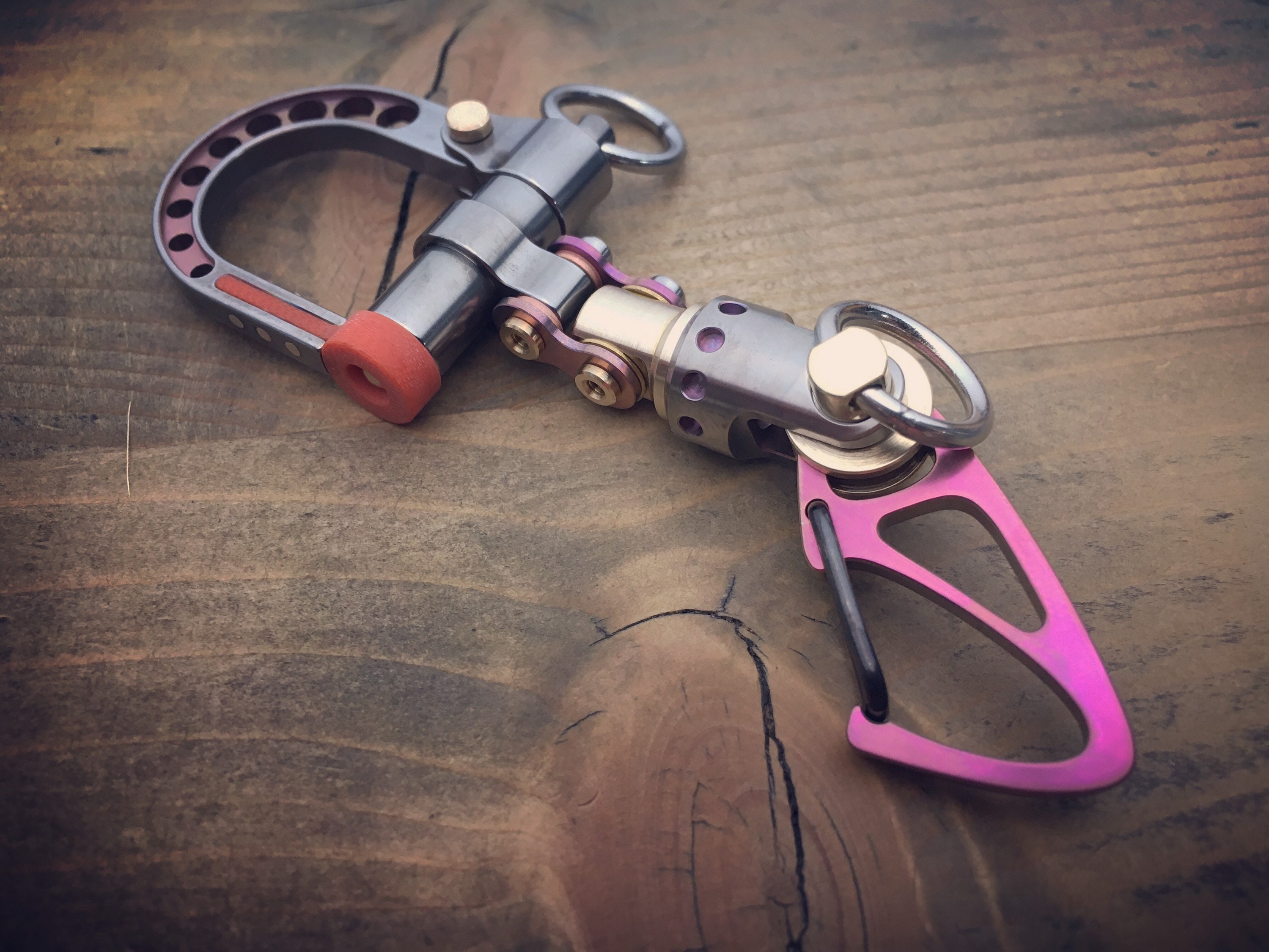 The guide - TOP / Titanium Edc Keychain Bi-Carabiner, with swivel takes  turns.