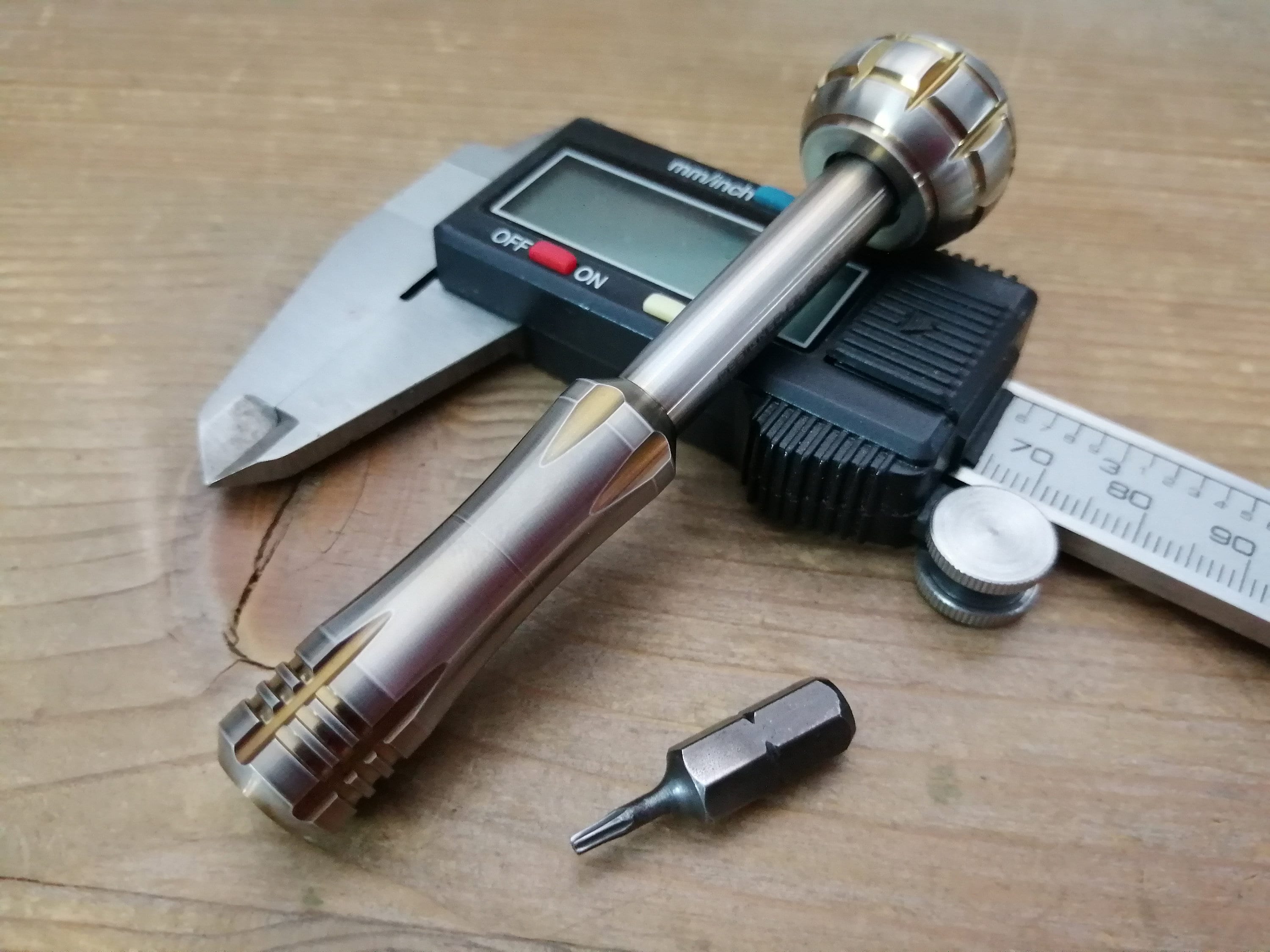Precision screwdriver in Titanium Gr.5, with integrated spinner.
