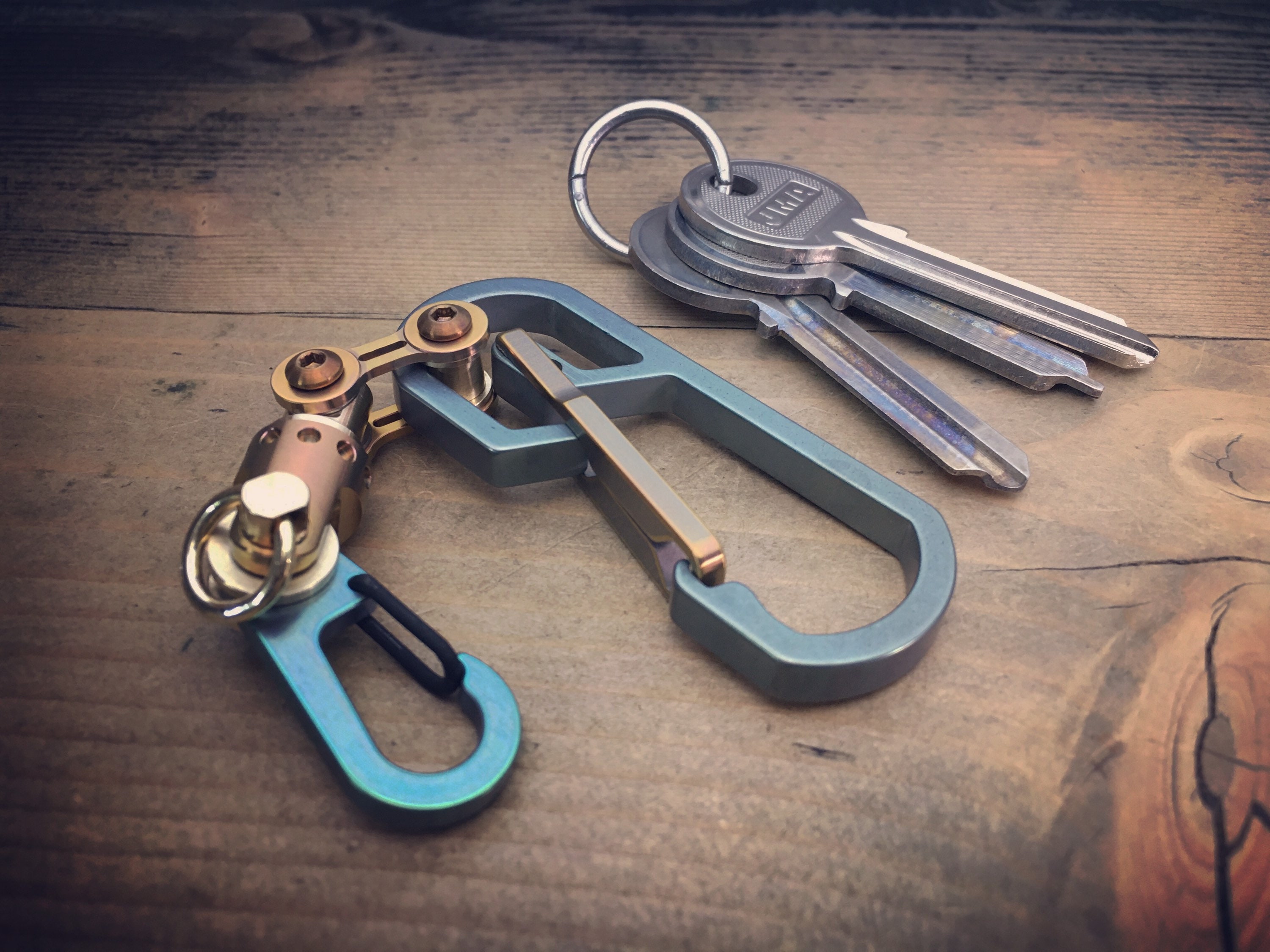 The guide-TOP / Titanium Edc Keychain Bi-Carabiner, with swivel