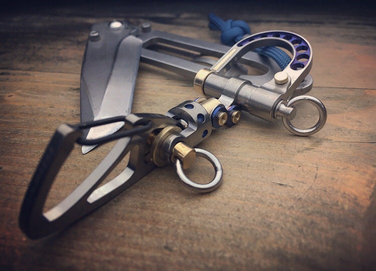 The guide TOP / Titanium Edc Keychain BiCarabiner, with swivel takes