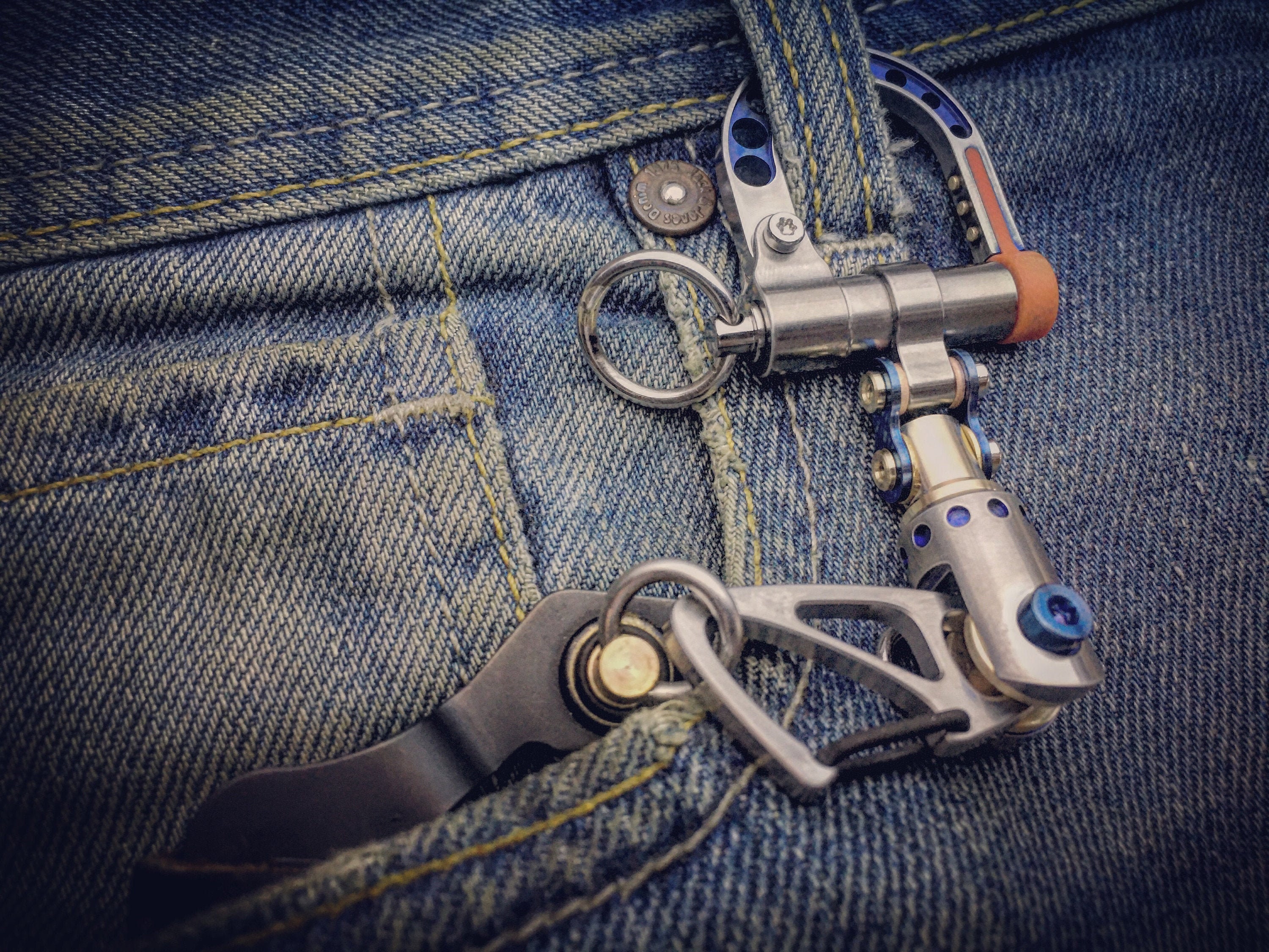 The guide - TOP / Titanium Edc Keychain Bi-Carabiner, with swivel takes ...