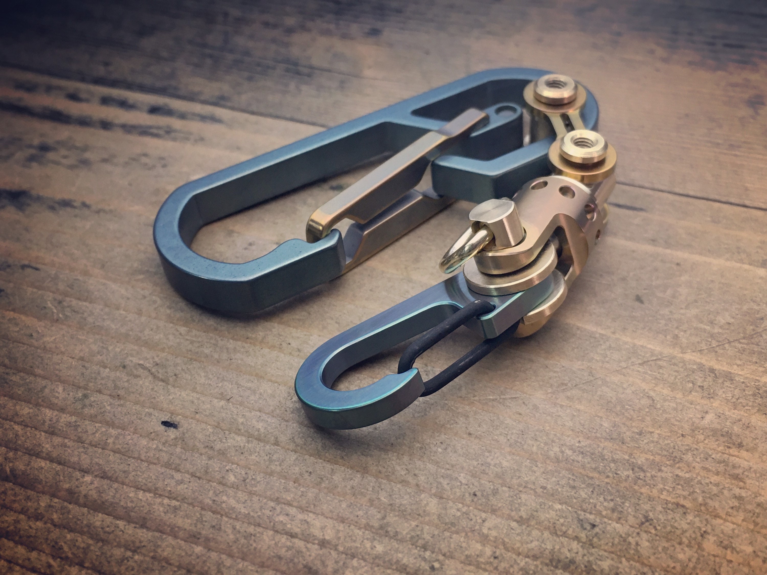 The guide-TOP / Titanium Edc Keychain Bi-Carabiner, with swivel The guide-TOP / Titanium Edc Keychain Bi-Carabiner, with swivel