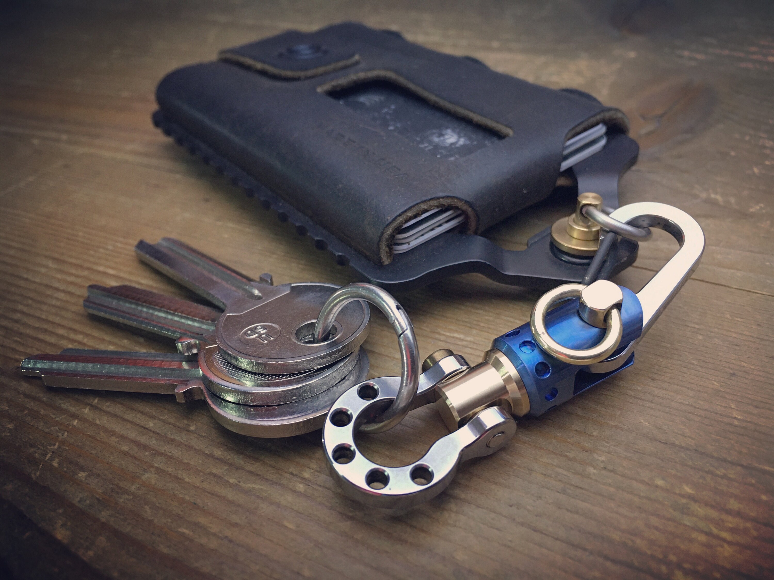 Titanium Sailor shackle Keychain with Swivel Jib Furler / Anodized MixBlue