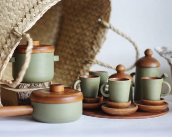 Kitchen cookware / wood dishes / vintage style