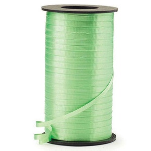 Op de afbeelding: Een spoel lichtgroen krulband. Het lint is gewikkeld om een zwarte plastic spoel.