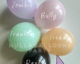 Può includere: Una collezione di cinque palloncini dai colori pastello: lavanda, rosa, verde menta, pesca e nero. Ogni palloncino ha un nome: Zombie, Buffy, Frankie, Freddy e Raven. Il testo "The Sweet & Spooky Collection" è in alto. Un cappello da strega è in basso.