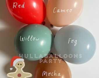 Peut inclure: Cinq ballons en latex de différentes couleurs : rouge, rose pâle, bleu clair, vert clair et marron. Les ballons sont disposés en cercle avec le texte « The Gingerbread Collection » en haut et « Hullaballoons Party » au centre. Les ballons sont étiquetés avec les noms suivants : Red, Cameo, Fog, Willow et Mocha.
