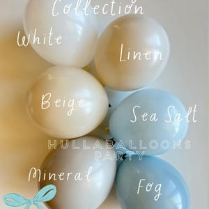 Puede incluir: Una colección de globos en varios tonos de azul y beige, etiquetados con nombres como "Blanco", "Lino", "Beige", "Sal marina", "Mineral" y "Niebla". Los globos están dispuestos en círculo, con el texto "The Blue Gingham Collection" en la parte superior y "Hullaballoons Party" en el centro.