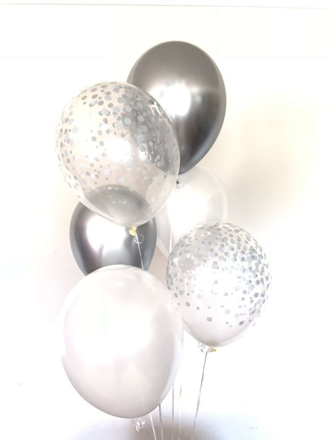 Nuestros globos blancos y plateados lucen impecables en esta