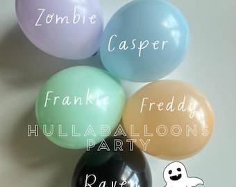 Può includere: Una collezione di palloncini dai colori pastello, etichettati con i nomi "Zombie", "Casper", "Frankie", "Freddy" e "Raven". È visibile anche il testo "The Spooky One Collection" e "HULLABALLOONS PARTY", oltre a un'illustrazione di un fantasma bianco.