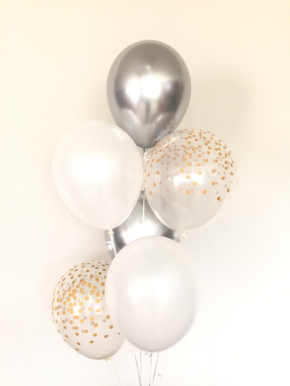 Palloncini oro e argento con coriandoli.